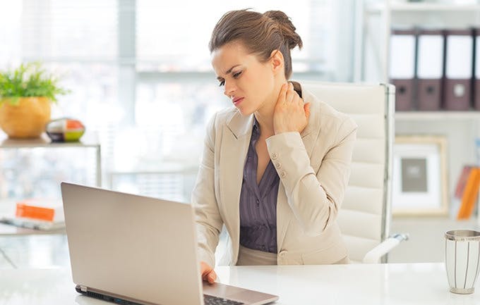 5 cách ngăn ngừa đau cổ đơn giản cho dân văn phòng